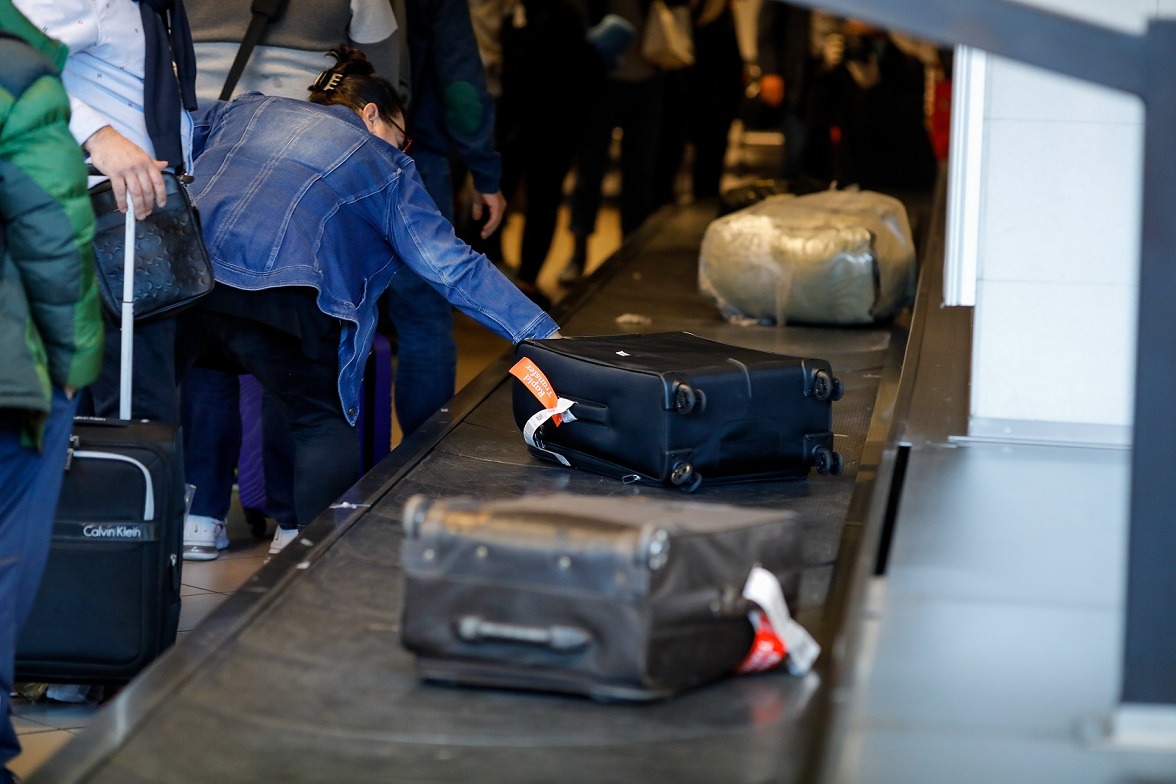 Anchetă după dispariția a aproape 700.000 de euro de la Biroul Vamal de Frontieră Aeroport Otopeni Călători