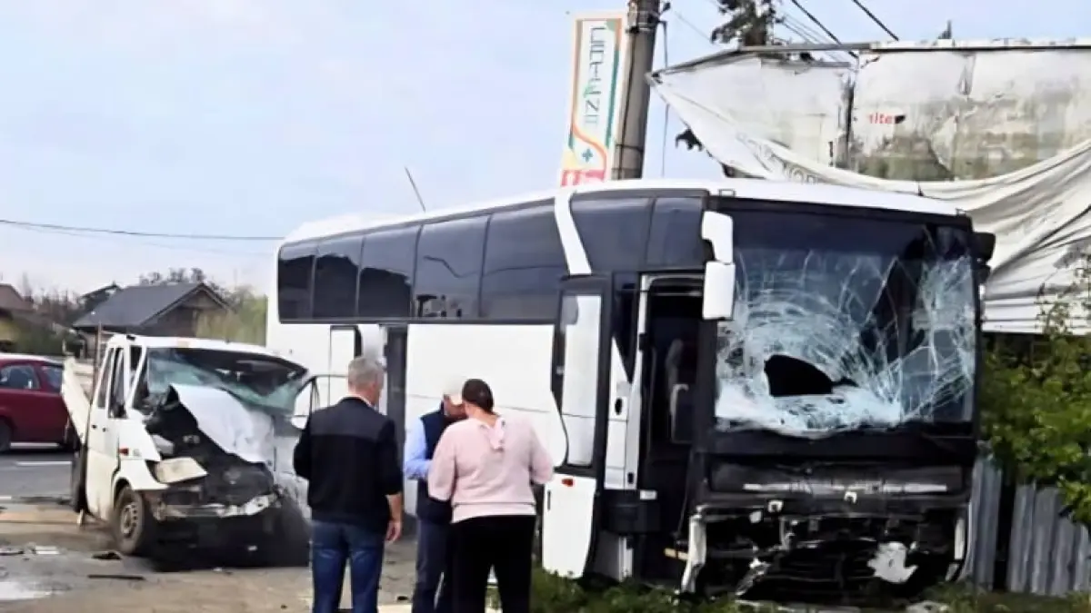 Accident grav pe DN1, în Ciolpani: un autobuz cu 37 de pasageri și o autoutilitară s-au ciocuit