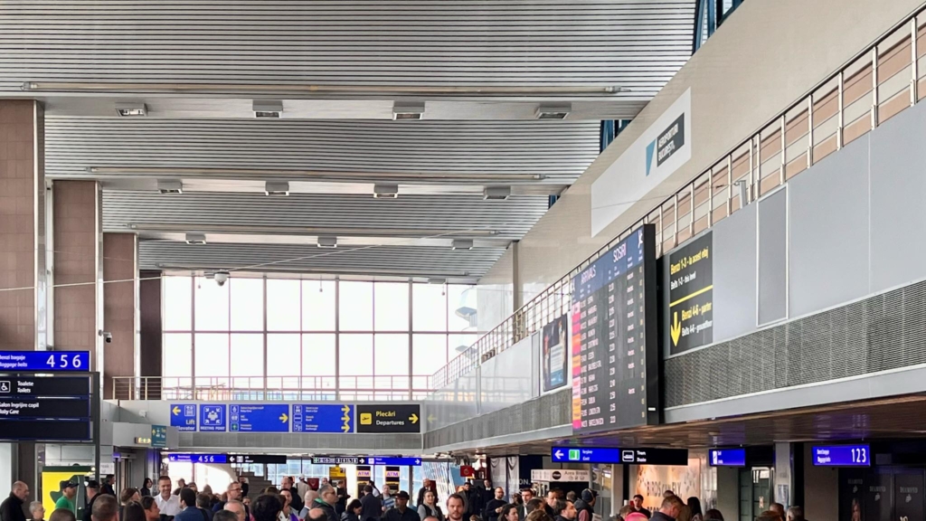 Marea dispariție de la Otopeni: Aproape 700.000 de euro confiscate de vameși au dispărut din depozit