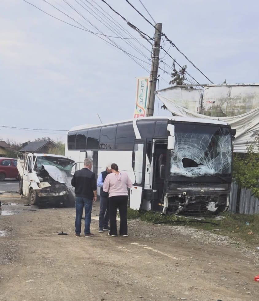 Accident grav pe DN1, în Ciolpani: un autobuz cu 37 de persoane s-a ciocuit cu o autoutilitară