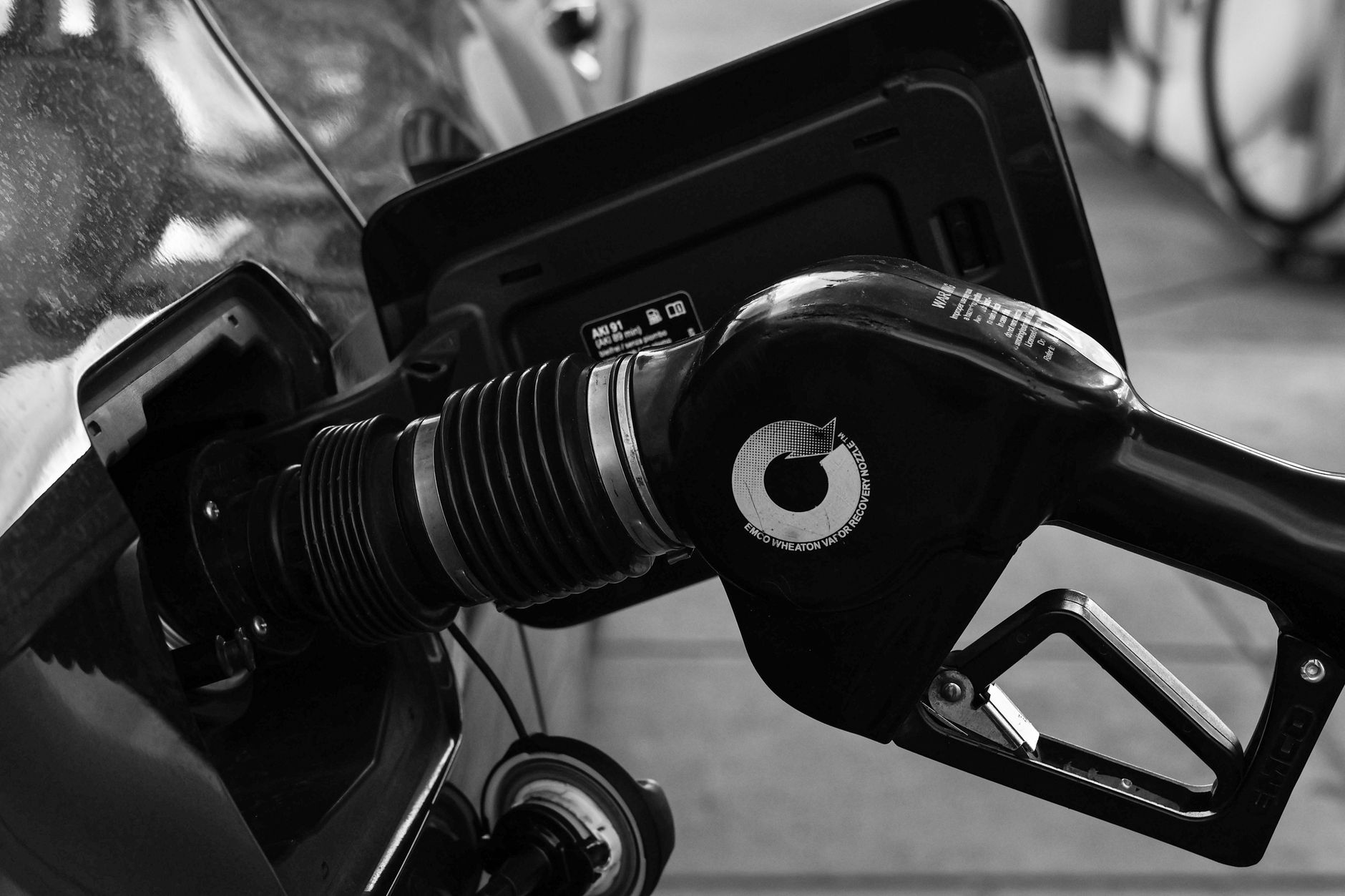 Ministerul Finanțelor și Ministerul Energiei propun menținerea accizei reduse la carburanți