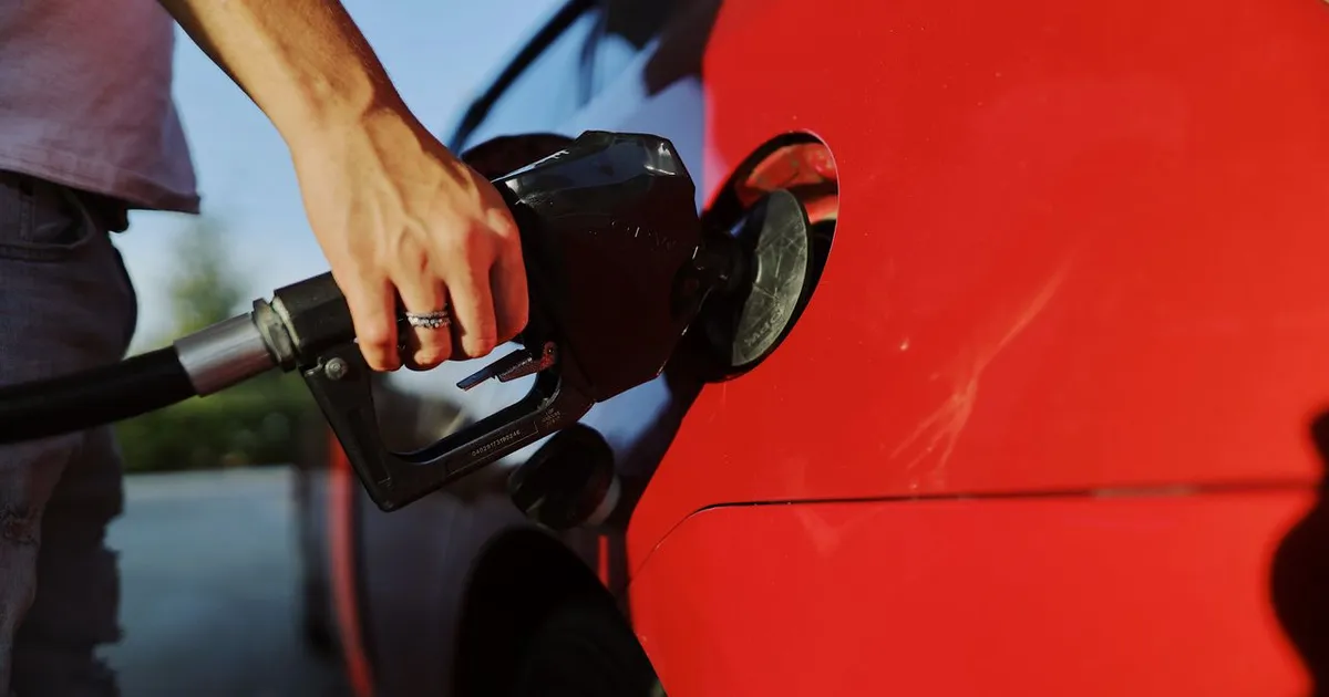 Motorina ar putea crește cu 85 de bani pe litru dacă nu se prelungește reducerea accizei până în 2027
