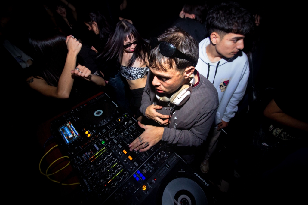 Un angajat din Germania a fost concediat după ce a fost surprins ca DJ în club, deși era în concediu medical
