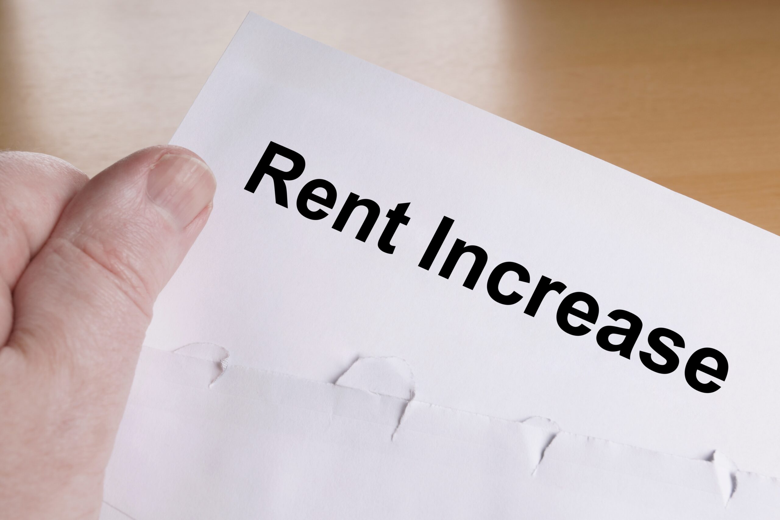 Impactul financiar al unei daune la locuință: cum pot fi gestionate costurile cu cazarea temporară
