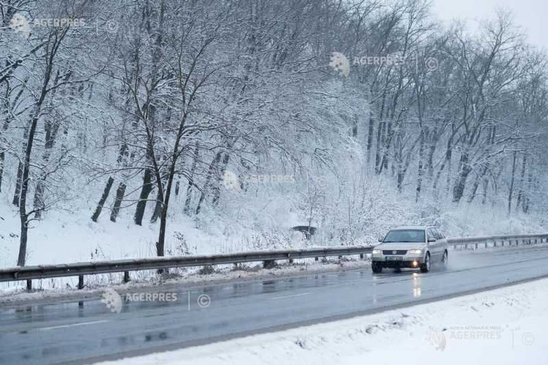 Echipajele de deszăpezire sunt pregătite pentru ninsorile de pe drumurile montane din Maramureș și Suceava