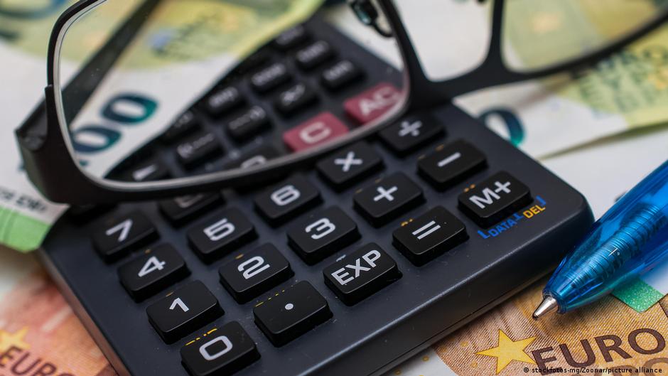 Posibile creșteri de taxe în 2027 pentru reducerea deficitului bugetar, avertizează un economist