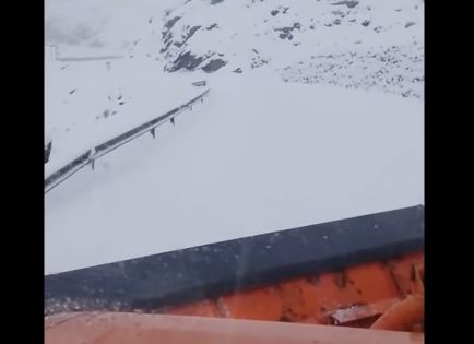 Condiții de iarnă pe drumul Transfăgărășan: Autoritățile pregătesc deszăpezirea și pot închide traficul