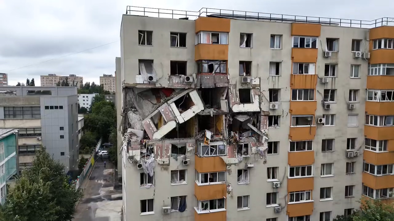 Demolare controlată a etajelor superioare ale blocului din Rahova, distrus de o explozie