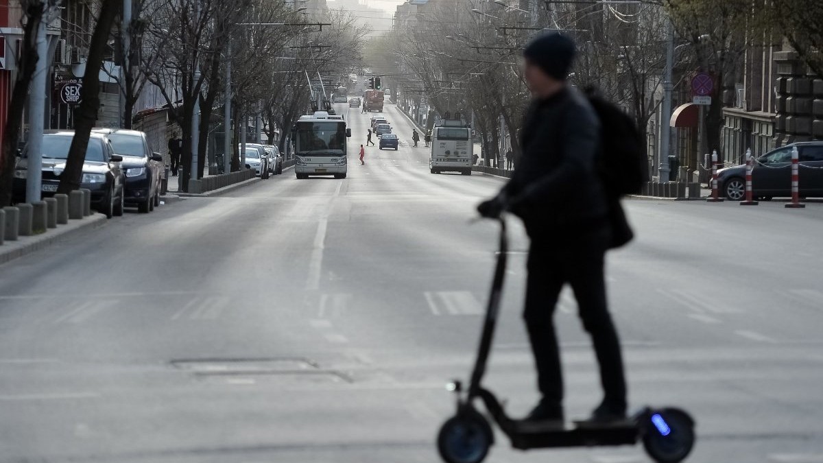 Reguli noi pentru trotinetele electrice în București: interzise în Centrul Vechi și amende de 10.000 de lei