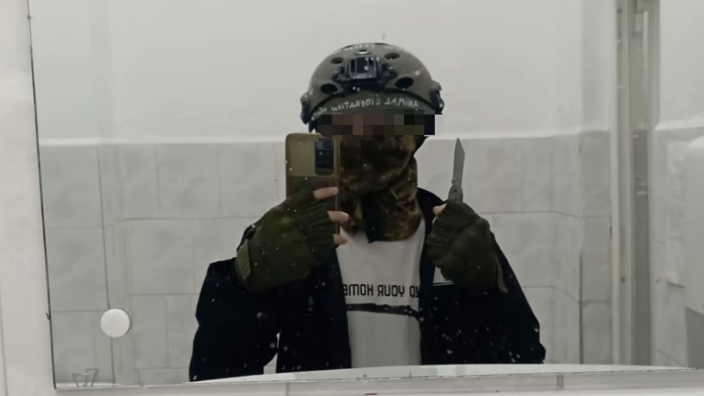 Elevul de 13 ani care a atacat o profesoară cu cuțitul a fost exmatriculat și audiat de poliție