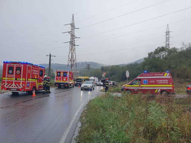 Accident rutier în Jibou: un microbuz școlar, un autoturism și un camion s-au implicat într-o coliziune