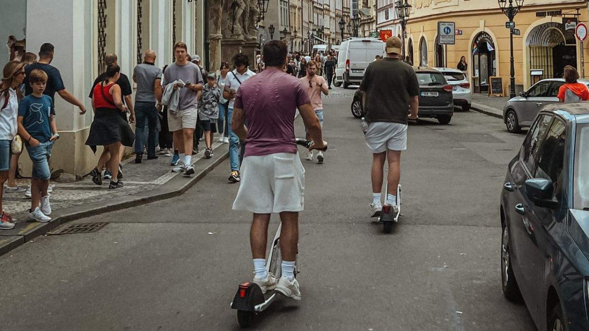 Reguli noi pentru trotinetele electrice în București: amenzi de 10.000 de lei și restricții de vârstă