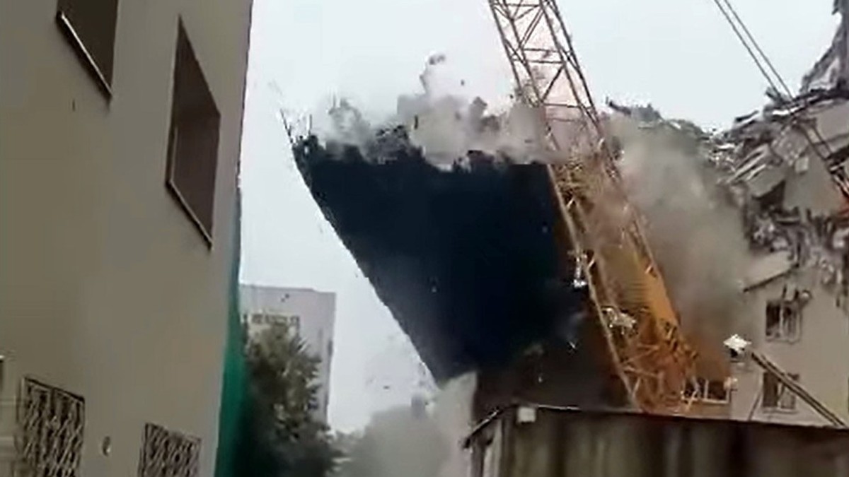 Demolare controlată în Rahova: partea superioară a blocului afectat de explozie s-a prăbușit