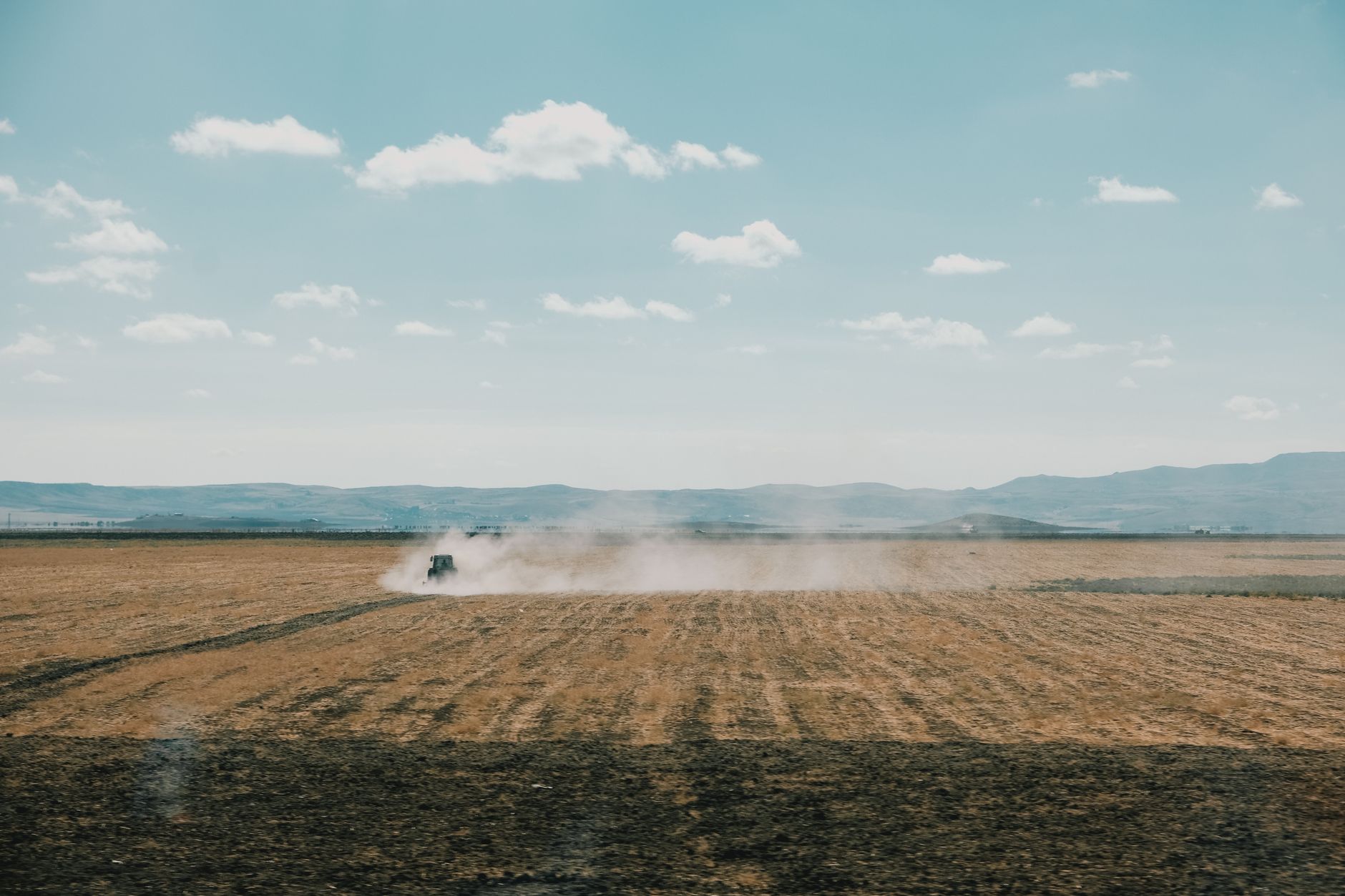 Fraudă de 3,5 milioane de euro cu fonduri UE în sectorul agricol: 237 de proiecte sunt investigate