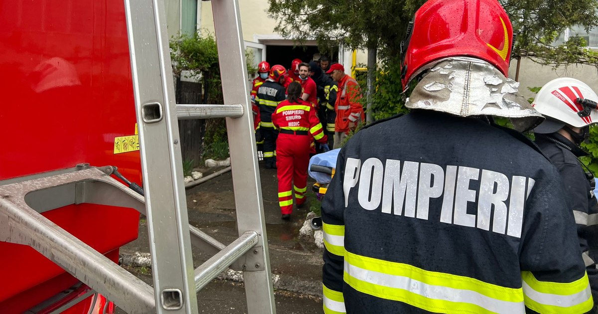 Incendiu la mansarda unui bloc din Sectorul 1: Două persoane au avut nevoie de îngrijiri medicale
