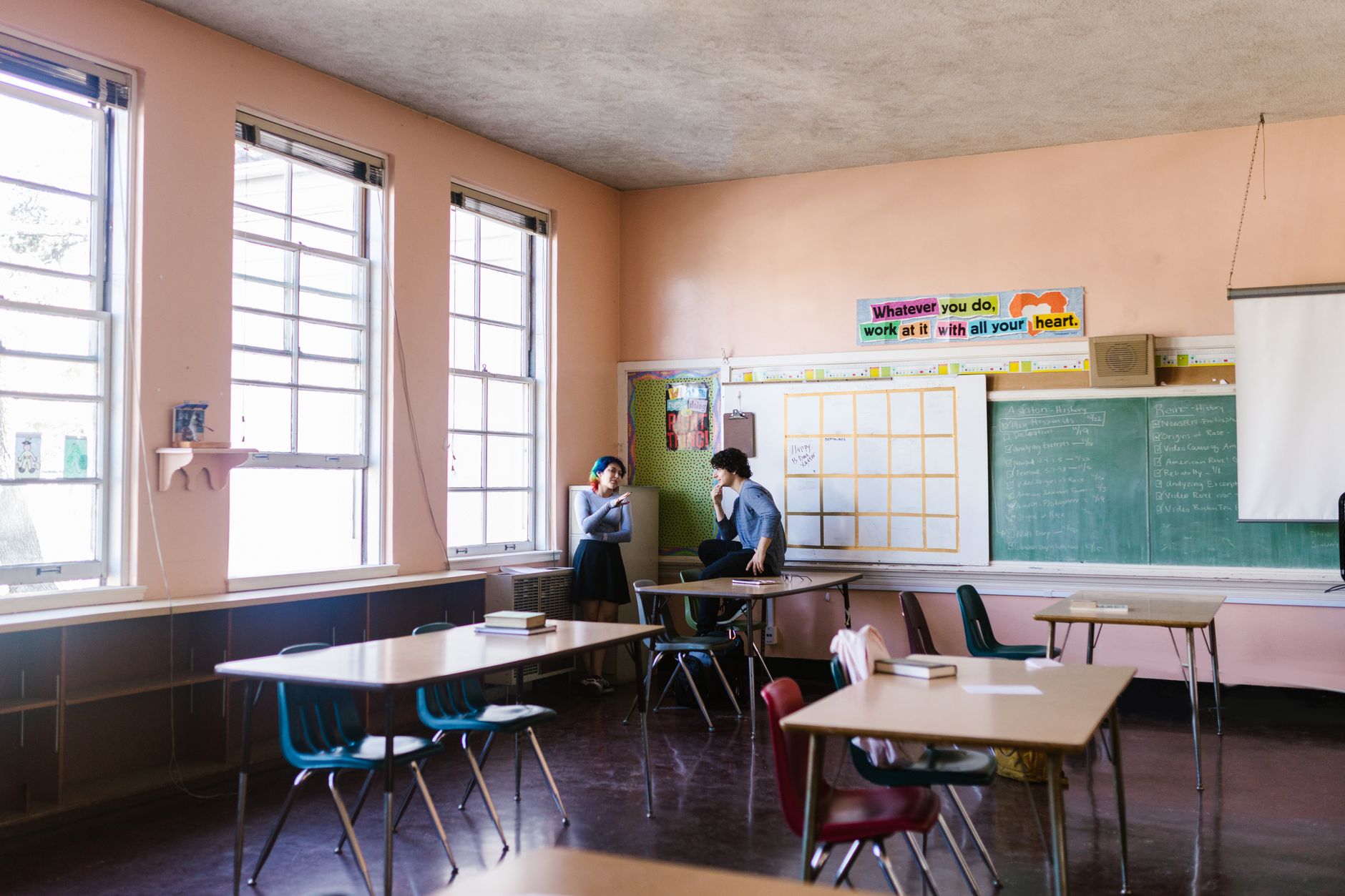 O elevă de 14 ani din București este trimisă în judecată după ce a lovit o profesoară