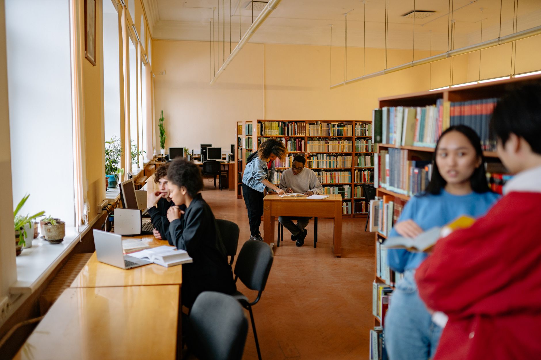 Peste 36.000 de studenți vor beneficia de burse sociale de 925 de lei în anul 2026-2027