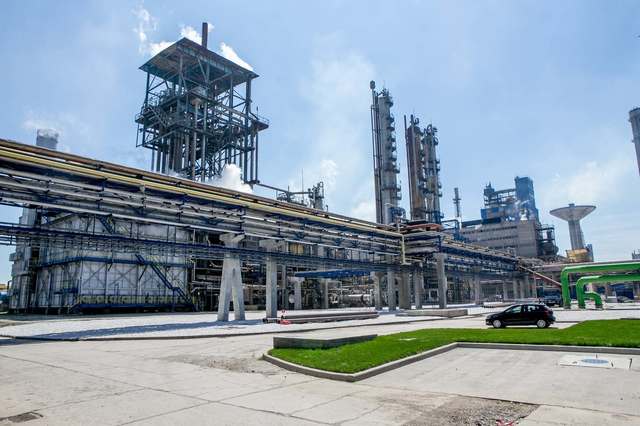 Romgaz pregătește repornirea combinatului Azomureș: operațiuni cu macară de 500 de tone pe platformă