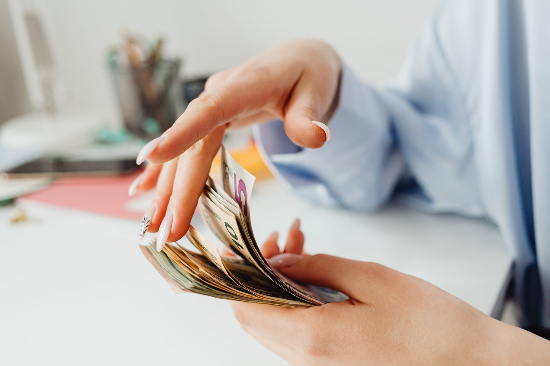 Cursul valutar BNR: Euro s-a apreciat la 5,3495 lei, în timp ce dolarul a crescut și față de moneda națională