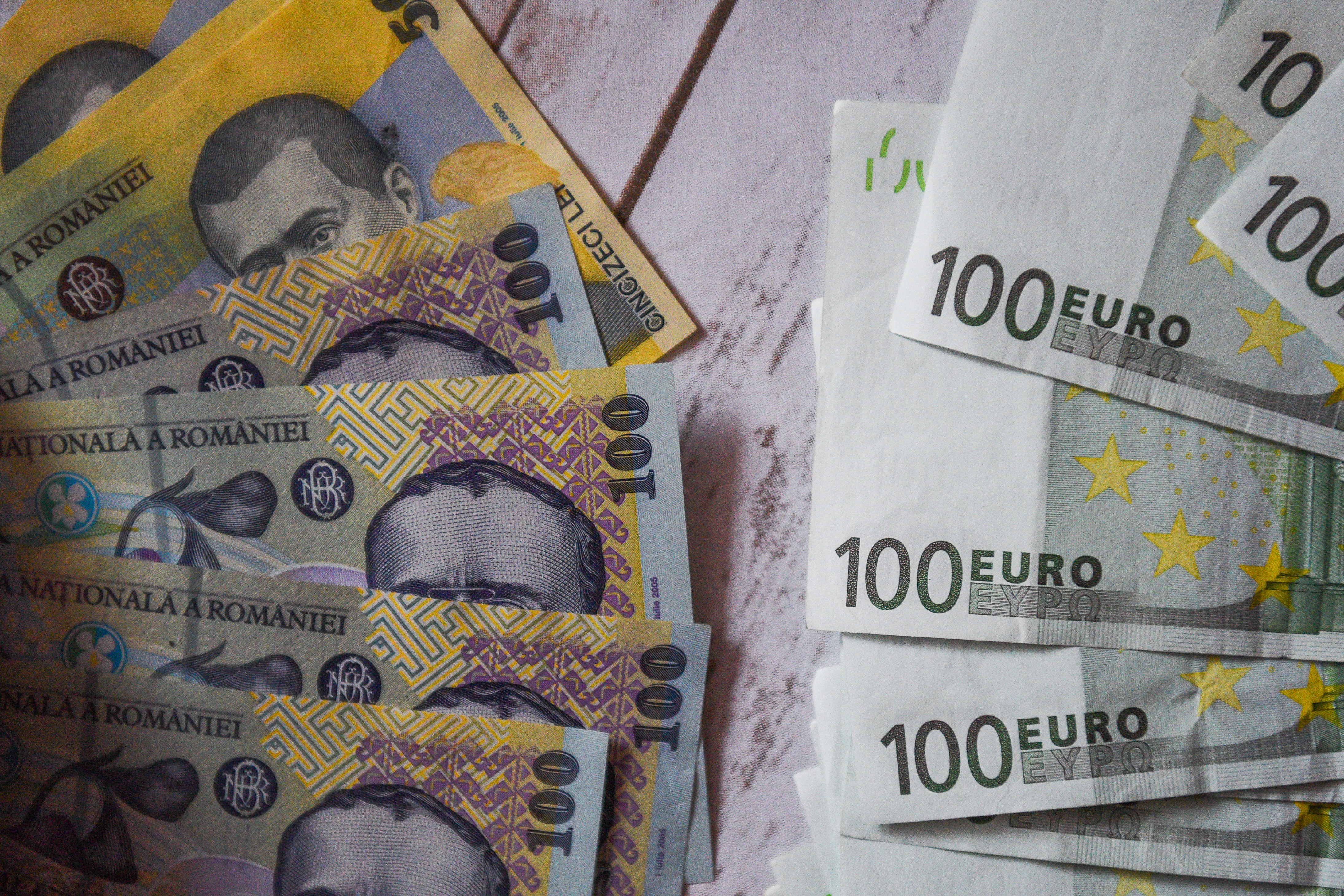 Depozite în lei sau euro: de la ce nivel al cursului devin mai avantajoase economiile în valută