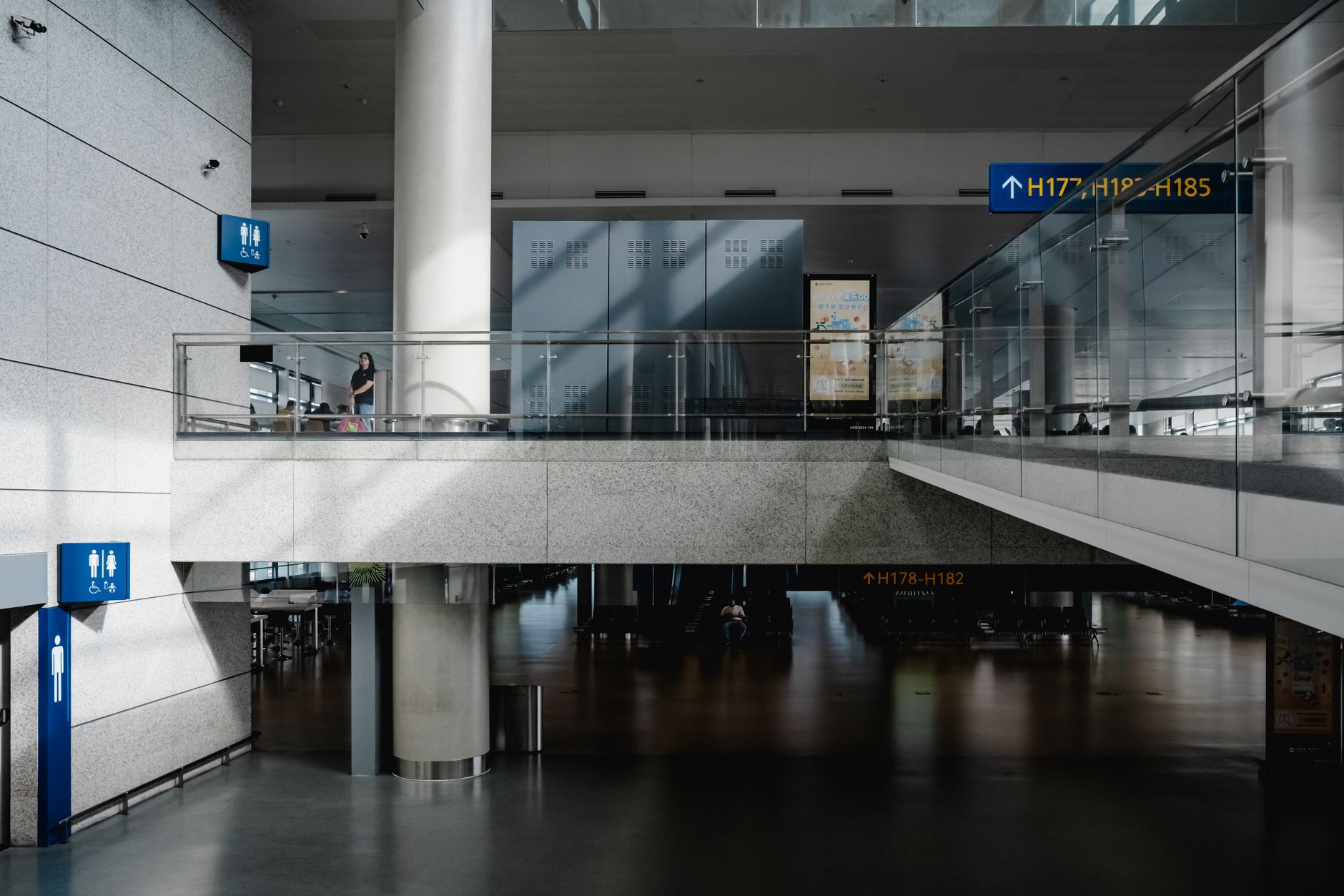 Incendiu în zona terminalelor Aeroportului Henri Coandă: o femeie este suspectată că a provocat focul