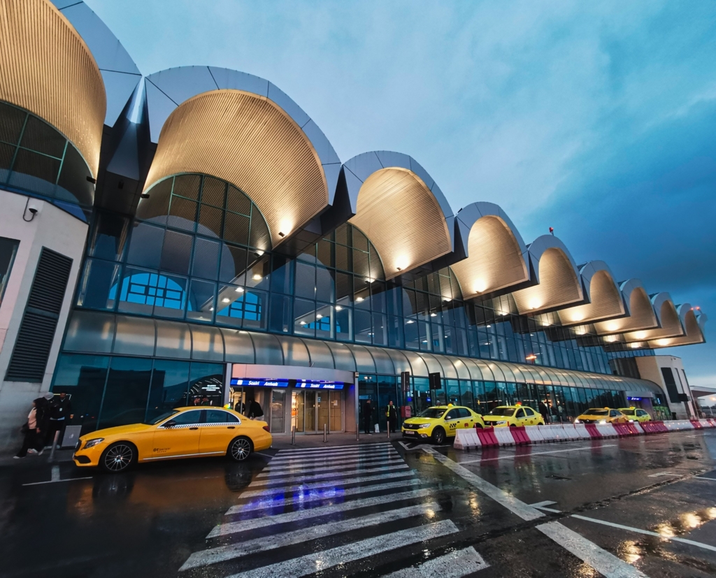 Incendiu la Aeroportul Henri Coandă: o femeie a fost reținută după incendiarul de pe culoarul de legătură
