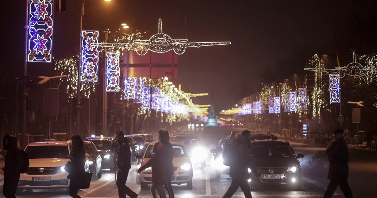 Bucureștiul se pregătește de Crăciun: vor fi instalate 6 milioane de luminițe în Capitală