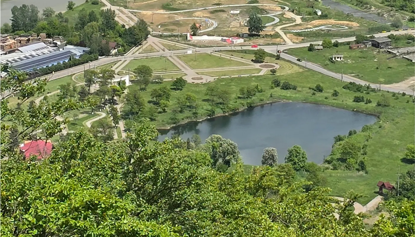 Fenomenul „Groapa Burlacu” din Târgu Ocna: un lac de apă sărată apărut în urma unei surpări de teren