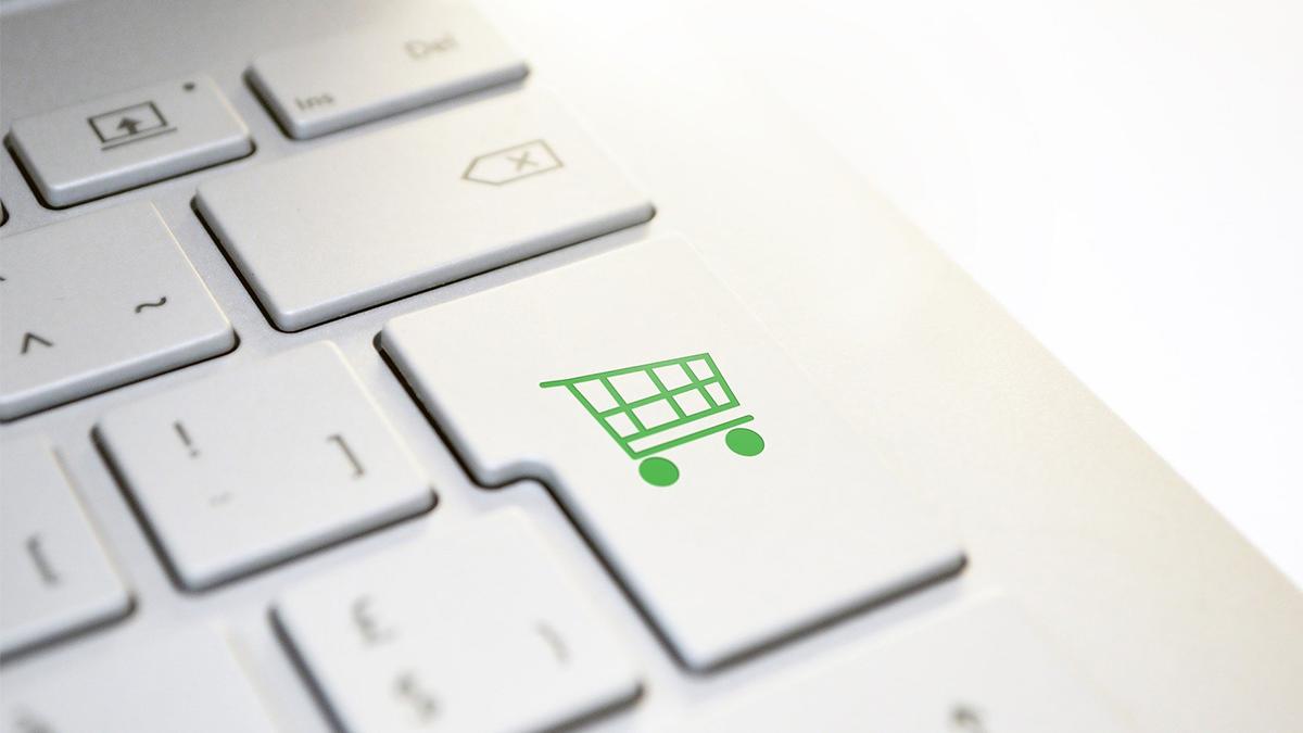 Românii folosesc plata amânată de șase ori pe an, în medie. Femeile domină achizițiile online