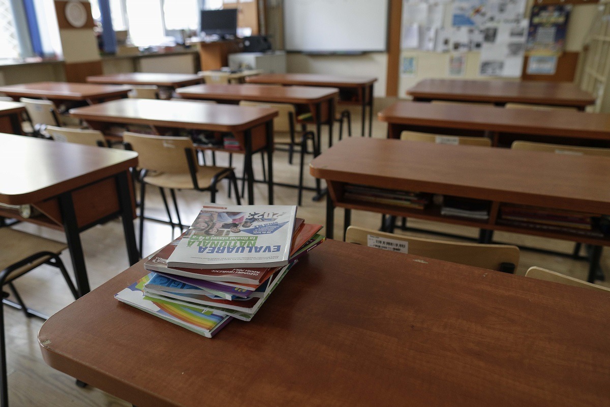 Reguli noi pentru acordarea burselor pentru elevi: bursele sociale vor fi plătite tot anul