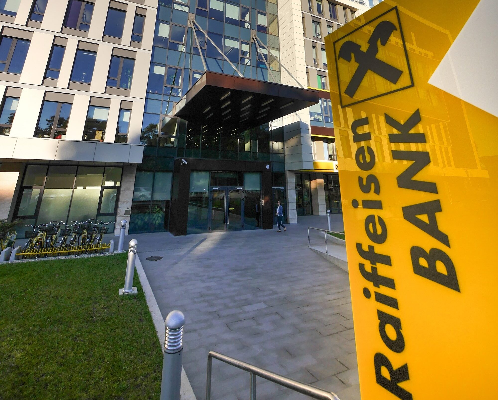 Raiffeisen Bank lansează campania Yellow Friday cu oferte pentru credite, carduri și IMM-uri