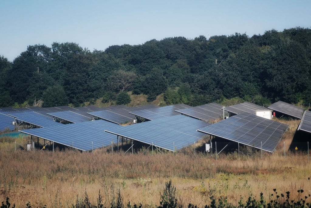 Furt masiv de cabluri dintr-un parc fotovoltaic din Dâmbovița: au fost recuperate două tone de cupru