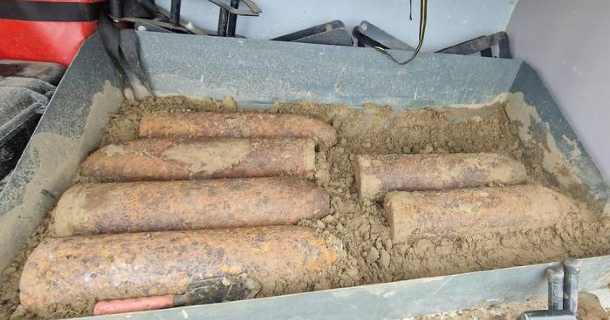 Șase proiectile explozive de calibru 150 mm au fost descoperite pe traseul Autostrăzii A8 în Iași
