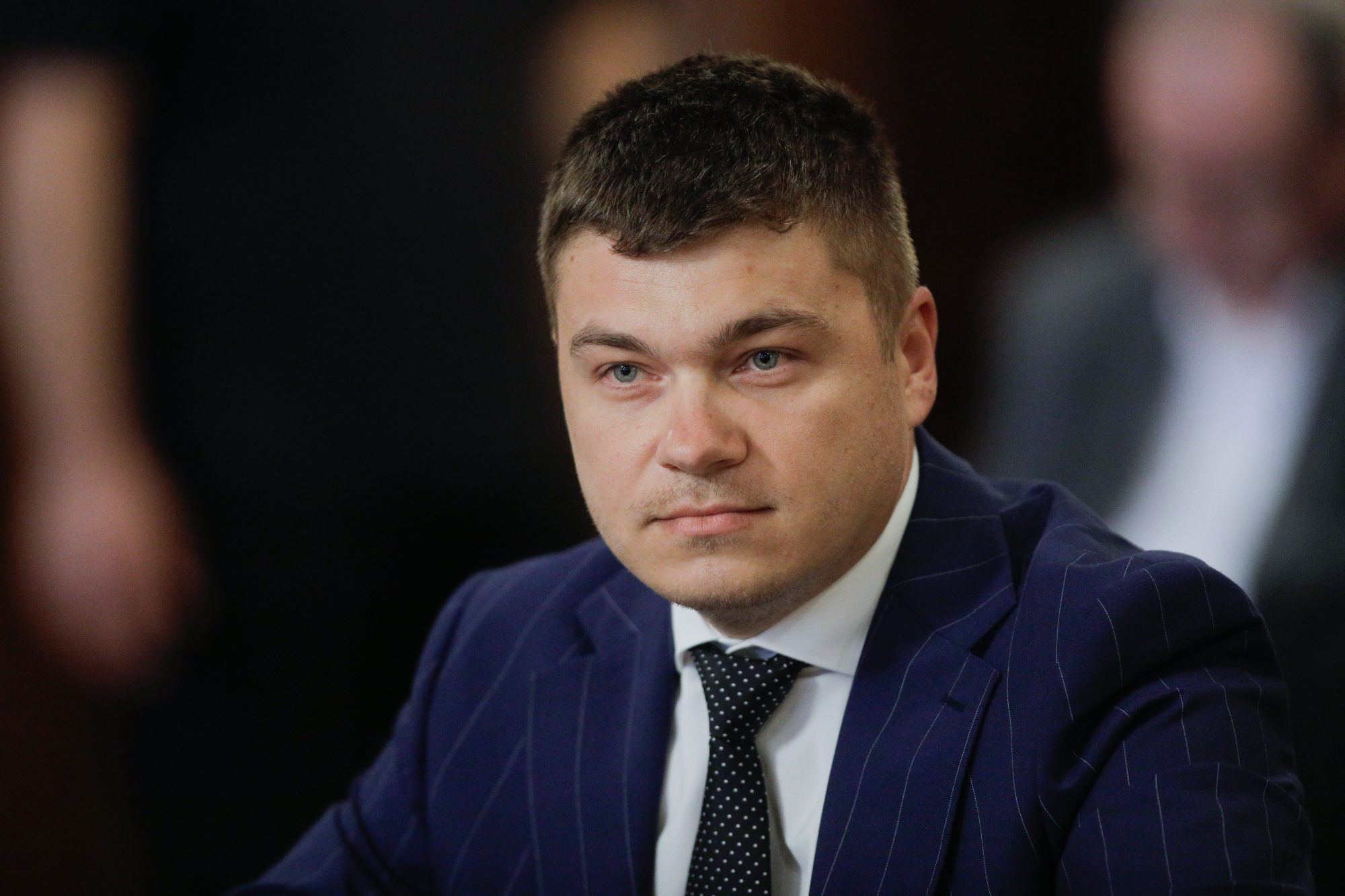 Proprietarii care au închis balcoanele fără autorizație riscă amenzi conform ministrului Dezvoltării