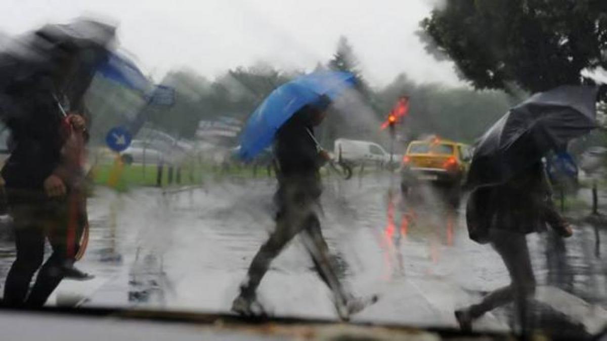 Vreme ploioasă și temperaturi scăzute în București pe durata întregului weekend