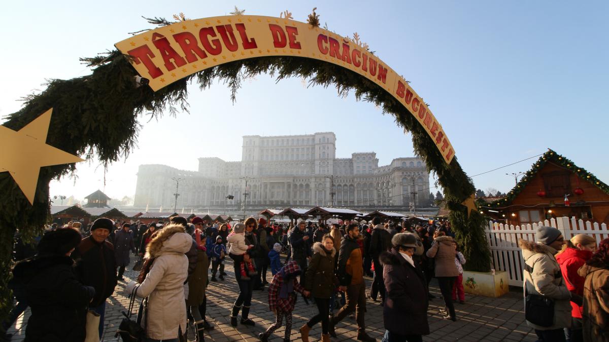 Restricții de circulație în București: începe amenajarea Târgului de Crăciun în Piața Constituției