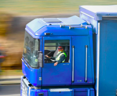 Șofer de TIR din Dâmbovița reținut după ce a încercat să dea șpagă polițiștilor în Brașov