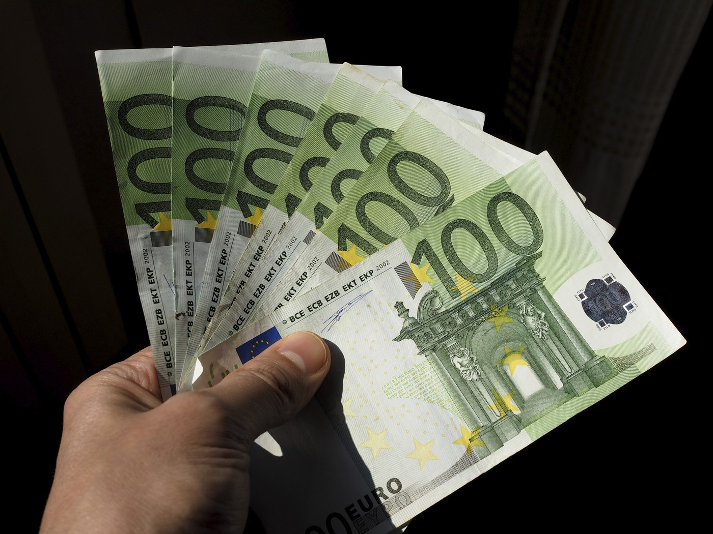 Impactul unui curs euro de 6 lei asupra bugetului caselor: rate și facturi mult mai scumpe