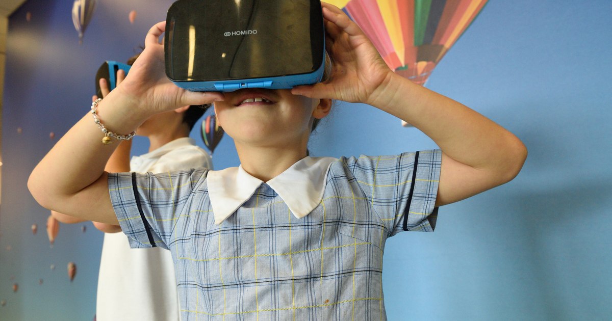 Tehnologia SmartLab transformă educația: cum pot ochelarii VR și imprimantele 3D să îmbunătățească rezultatele elevilor