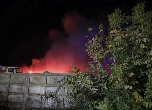 Incendiu violent la o firmă din Giurgiu: patru autobetoniere și două camioane au fost distruse