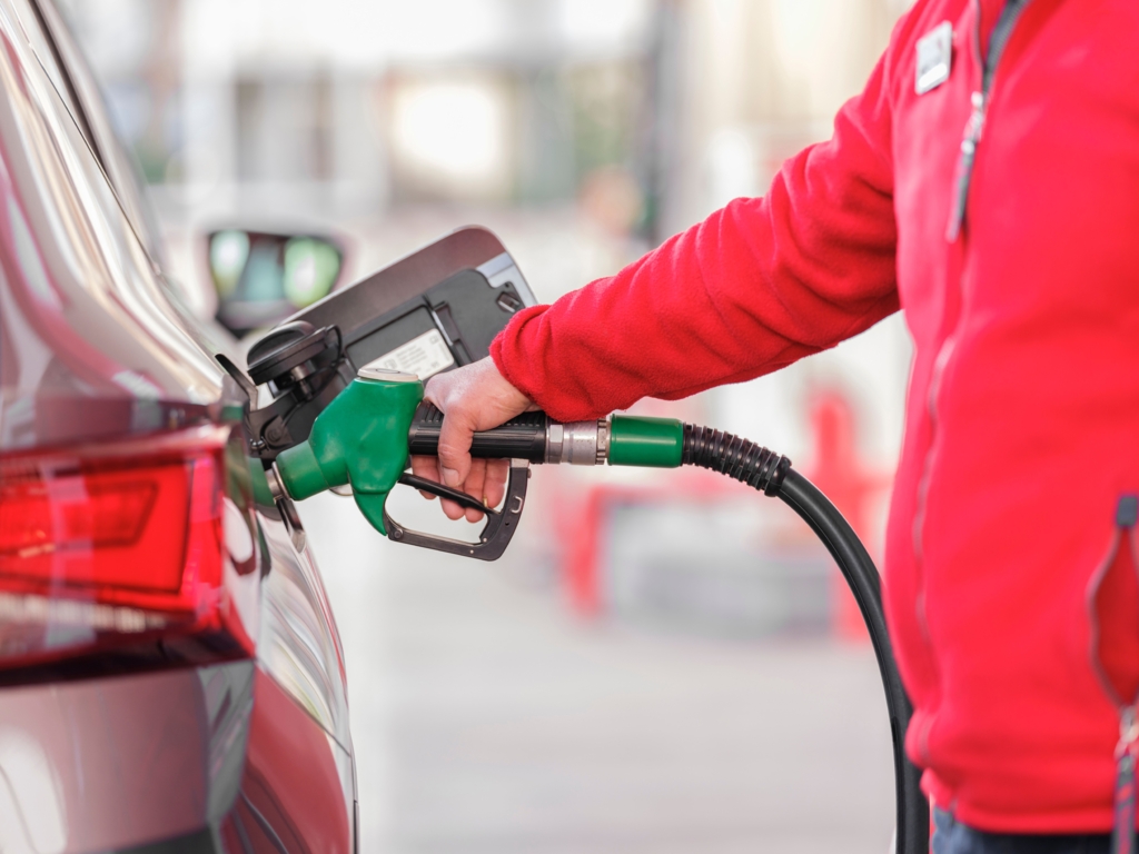 Prețurile la carburanti cresc în Romania: Motorina a ajuns la 10,73 lei pe litru în anumite zone
