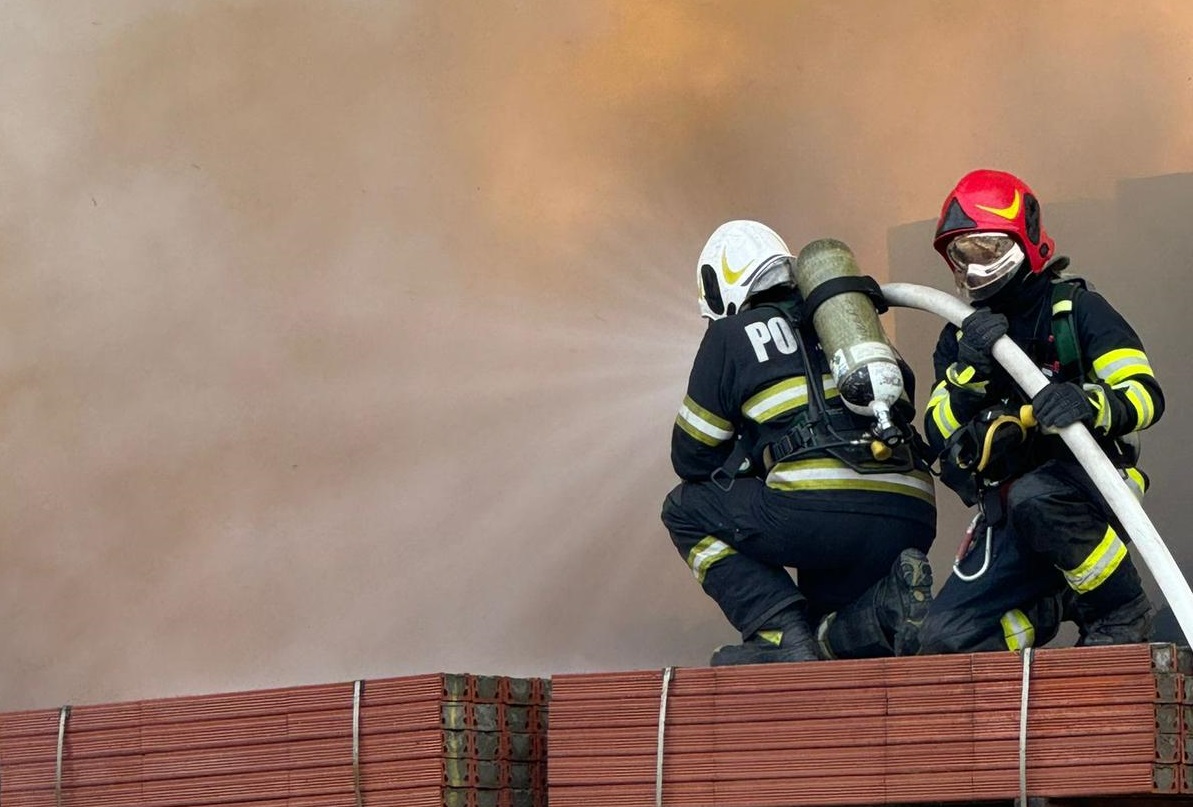 Incendiu cu impact asupra echipamentelor de construcții în Giurgiu: vehiculele au fost distruse de flăcări
