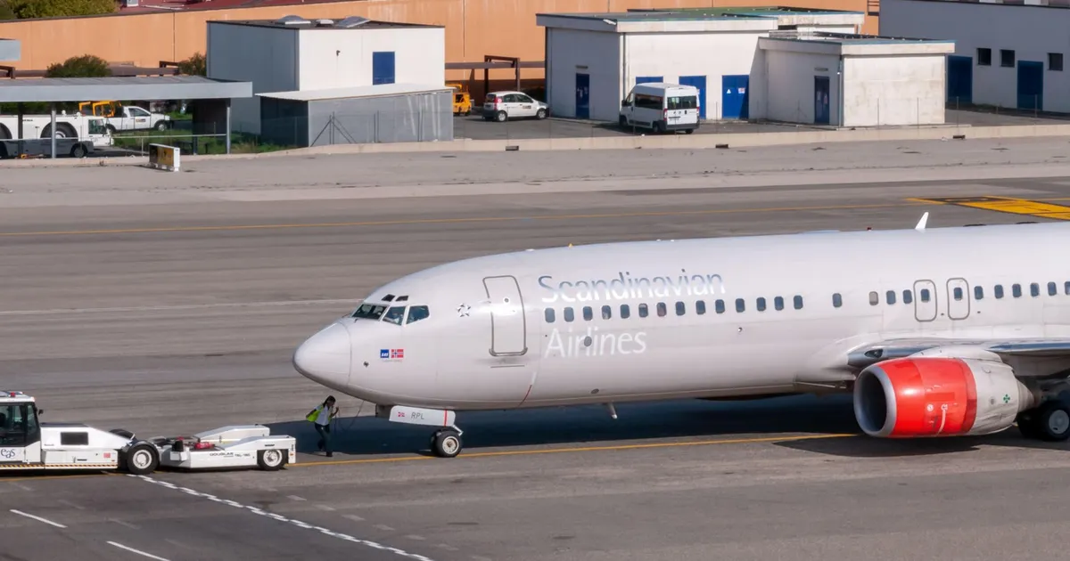 Compania Aeroporturi București vrea să achiziționeze un remorcher electric pentru aeronave