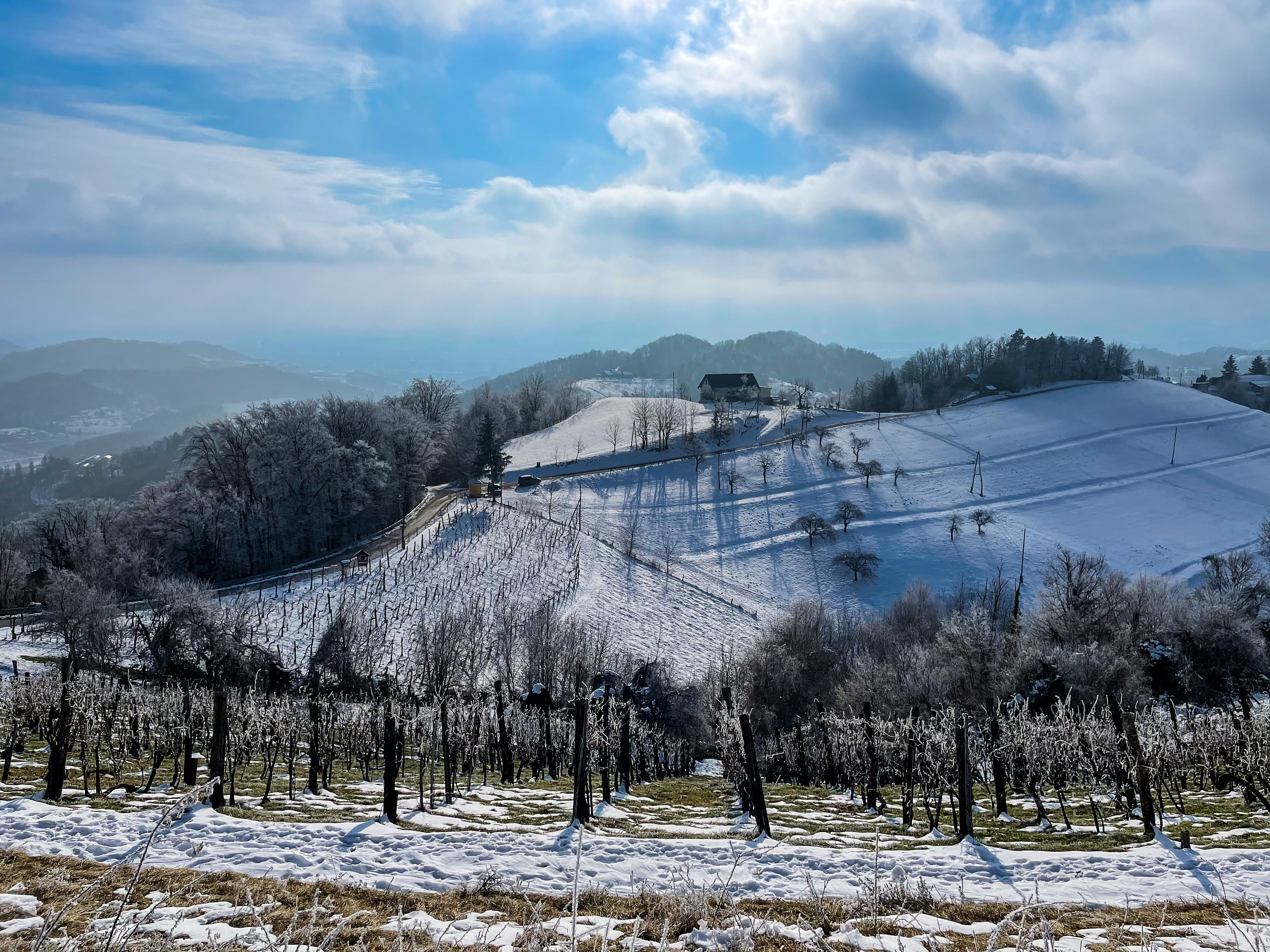Vremea se schimbă radical în România: temperaturile scad semnificativ și apare ninsoarea la munte