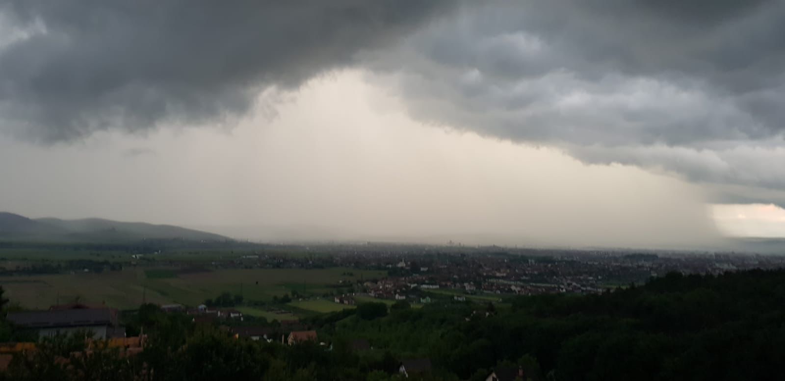 Avertisment meteorologic: Vântul poate atinge 90 km/h și temperaturile vor scădea cu până la 12 grade