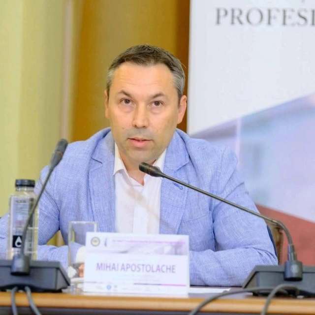 Probleme cu noile stații de așteptare din Ploiești: apa pătrunde în interior și terenurile sunt neamenajate
