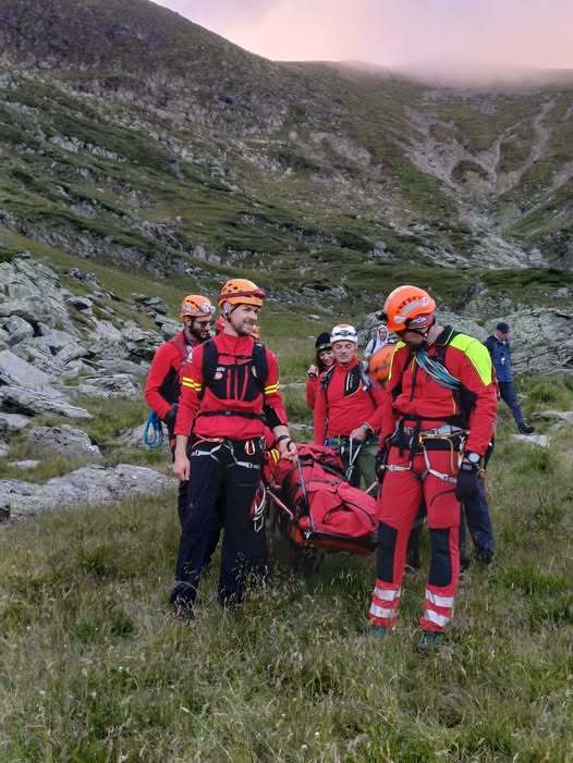 Operațiune de salvare în Munții Făgăraș: Un bărbat a fost rănit la lacul Galbena