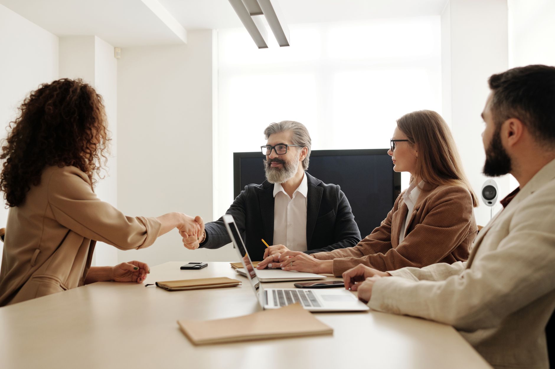 Blocajul platformei Work in Romania afectează companiile. Recrutorii propun înlocuirea temporară cu personal local