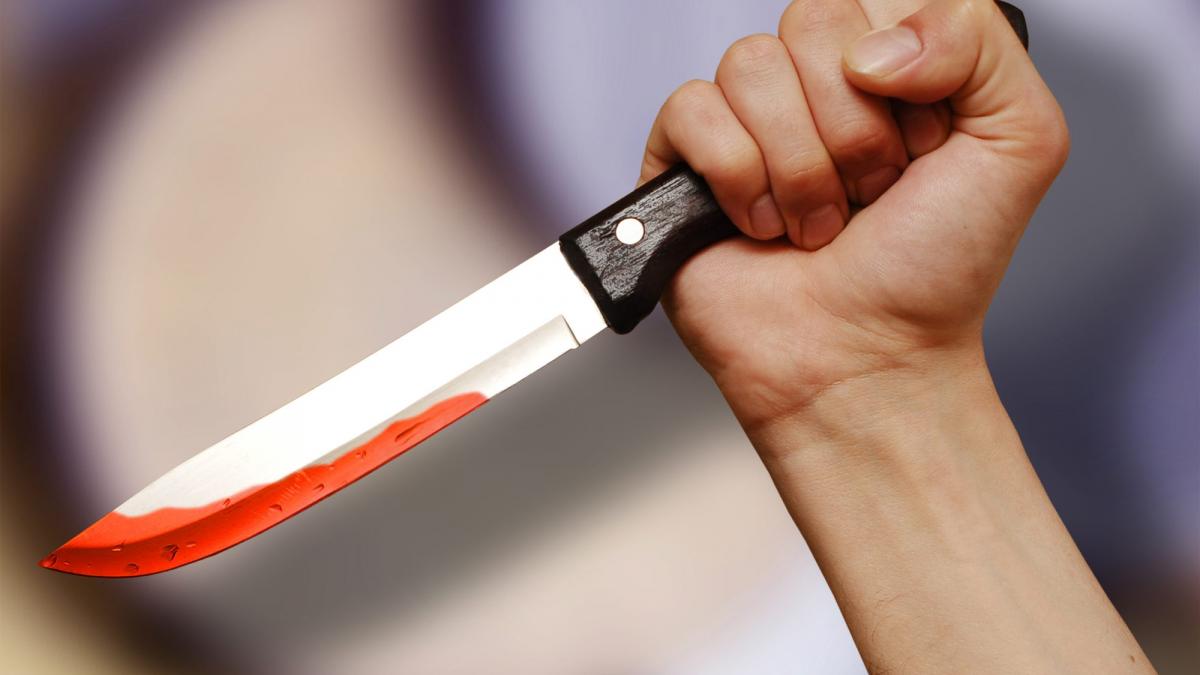 Atac violent în Suceava: Un bărbat și-a înjunghiat mama în gât în urma unei ceartă