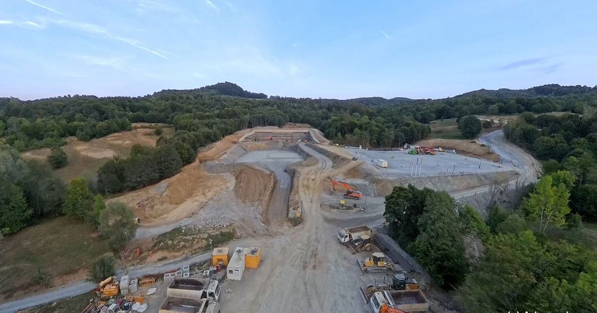 Pregătiri pentru forajul Tunelului Poiana de pe A1 Sibiu–Pitești. Începe montajul utilajului TBM